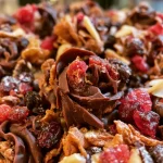 Gros plan sur des roses des sables de Noël avec des éclats de chocolat.