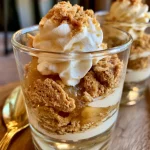 Gros plan d'une verrine délicieuse avec des couches de pomme et de spéculoos.